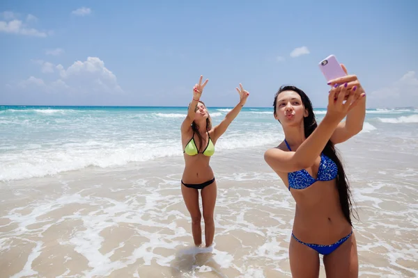 Happy gilrls selfie på stranden — Stockfoto