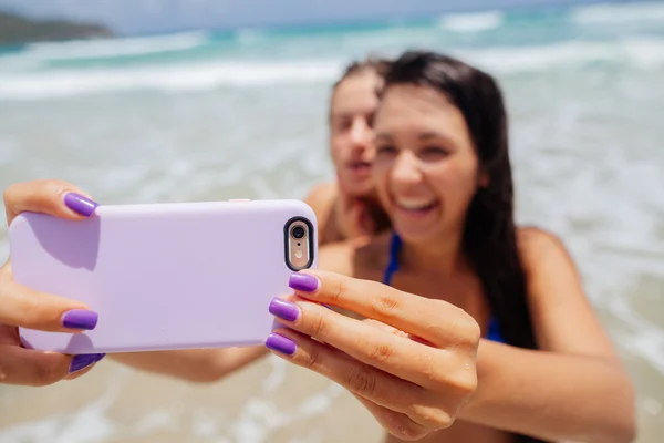 Ευτυχής gilrls selfie στην παραλία — Φωτογραφία Αρχείου
