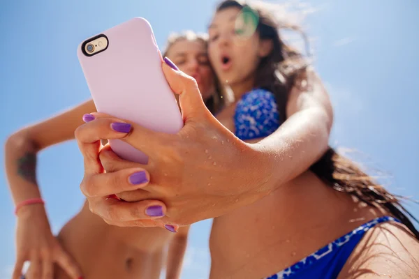 Παραλία κορίτσια smartphone selfie — Φωτογραφία Αρχείου