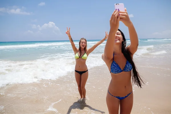 Selfie smartphone girls beach — Stock Photo, Image
