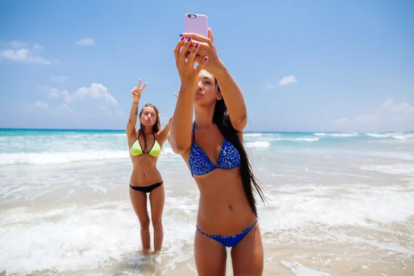 Selfie praia meninas smartphone — Fotografia de Stock