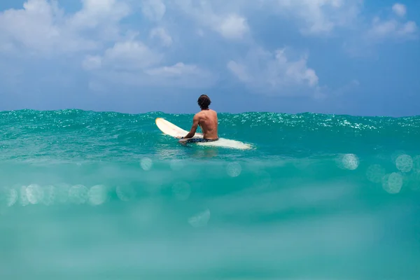 Uomo non identificato che fa surf in mare — Foto Stock