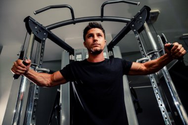 yakışıklı adam iş dışarı eğitmen üzerinde spor salonunda 