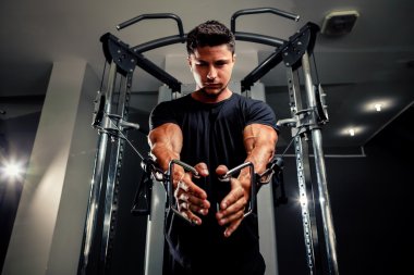 yakışıklı adam iş dışarı eğitmen üzerinde spor salonunda 