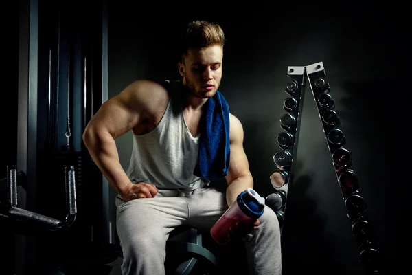 Athlète bodybuilder fort avec shaker de protéines et serviette — Photo