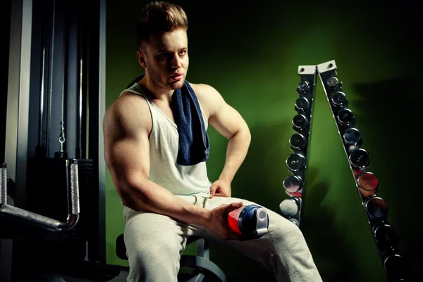 Forte atleta bodybuilder stanco con frullatore di proteine e asciugamano — Foto Stock