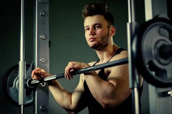强的健美运动员肖像与重物在健身房 — 图库照片