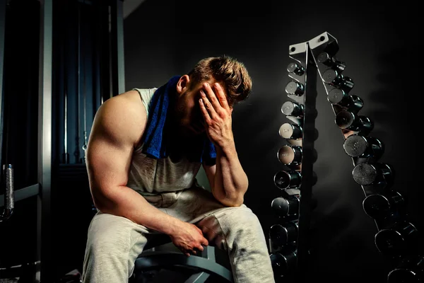 Atleta bodybuilder stanco con frullatore di proteine e asciugamano in palestra — Foto Stock