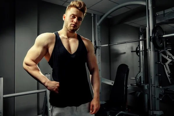 Stark bodybuilder stilig idrottsman i gym — Stockfoto