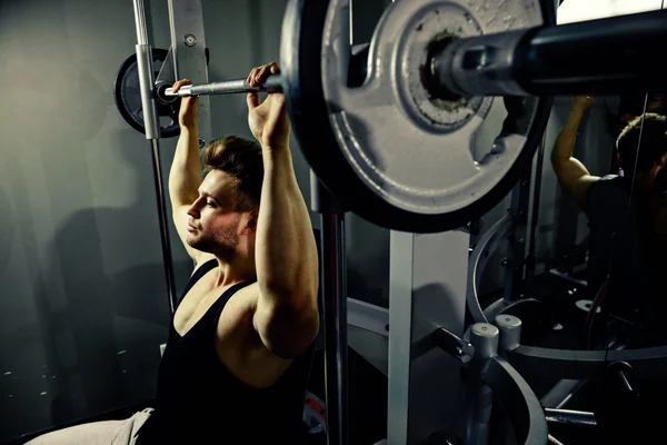 Athlète de bodybuilder fort avec des poids lourds dans la salle de gym — Photo