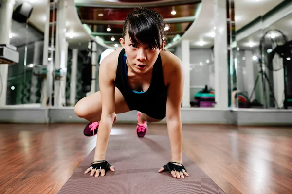 Κορίτσι της Ασίας γυμναστήριο τέντωμα στο γυμναστήριο — Φωτογραφία Αρχείου
