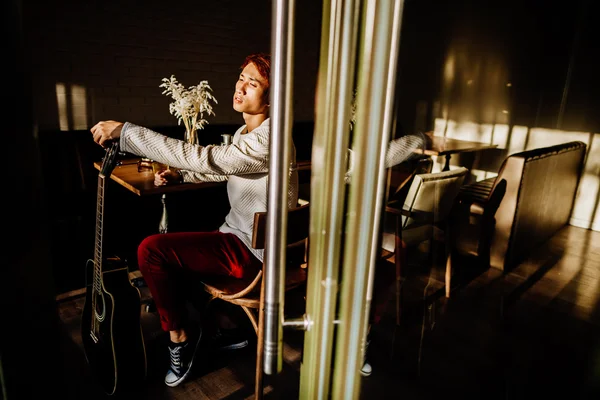 Asiático guitarrista artista hombre jugar guitarra en café — Foto de Stock