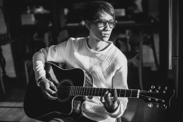 Pemain gitar asia bermain gitar di kafe monokrom — Stok Foto