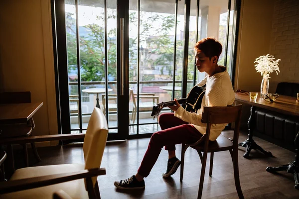 Aziatische gitarist kunstenaar man spelen gitaar in café — Stockfoto