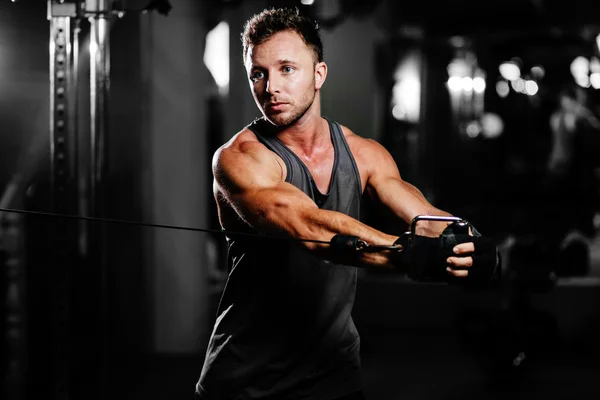 Hombre guapo entrenamiento en el gimnasio — Foto de Stock