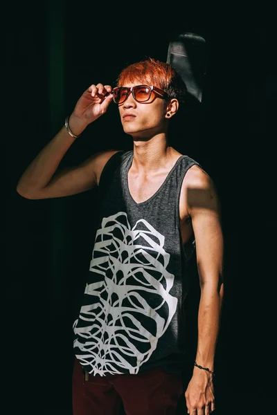 Asiatische Mode Teenager im Stil Sonnenbrille mit Gitarrenkoffer — Stockfoto