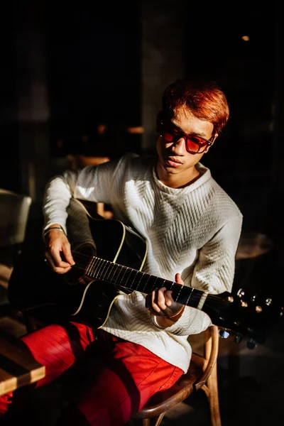 Asiatischer Gitarrist Künstler Mann spielt Gitarre in Café — Stockfoto