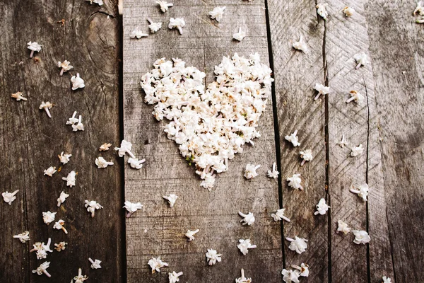 Corazón blanco suave forma flores en la mesa de madera — Foto de Stock