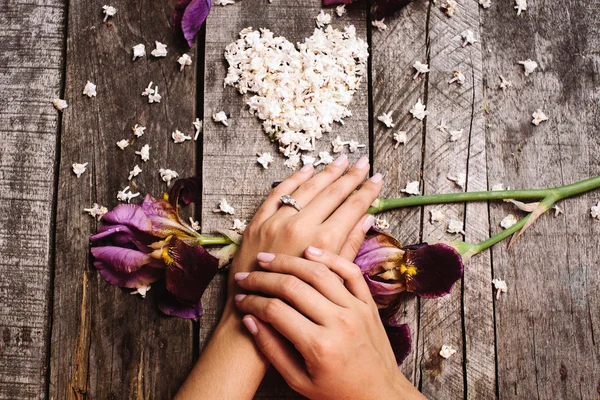 Proposal ring on hand closeup with heart shape of white lilac fl — Stock Photo, Image