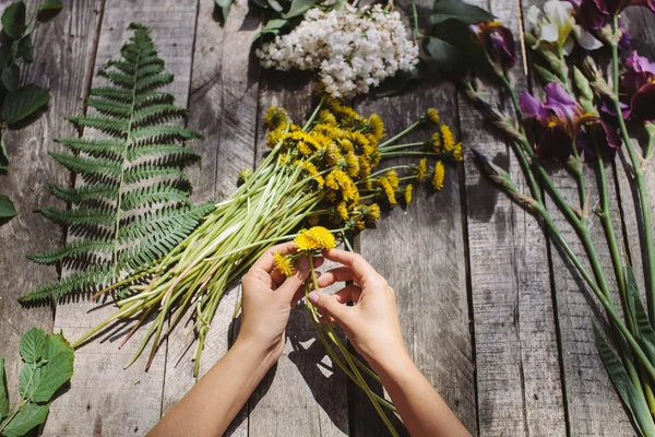 Flower decoration of dandelions and flowers handmade on wood tab — Stock Photo, Image