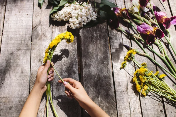 Flower decoration of dandelions and flowers handmade on wood tab — Stock Photo, Image