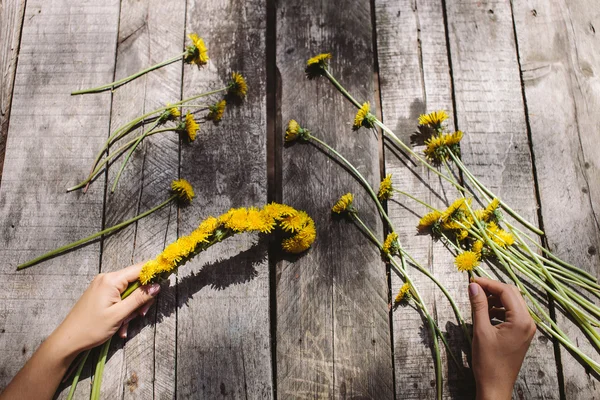 Dandelions ve ahşap sekmesinde el yapımı çiçek çiçek dekorasyon — Stok fotoğraf