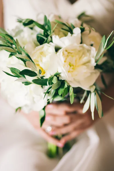 Свадебный букет белых пионов — стоковое фото