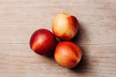 suyu nektarin ahşap masa üstünde göster