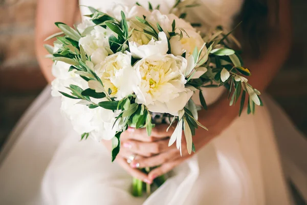 Bouquet da sposa peonie bianche — Foto Stock