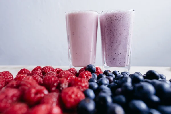 Raspberry and blueberry smoothie with fresh berries on wood table — Stock Photo, Image