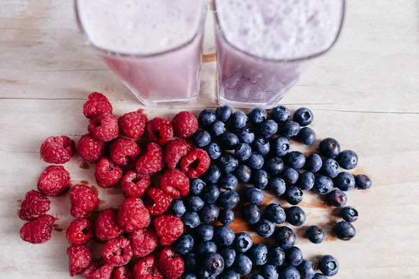 Raspberry and blueberry smoothie with fresh berries on — Stock Photo, Image