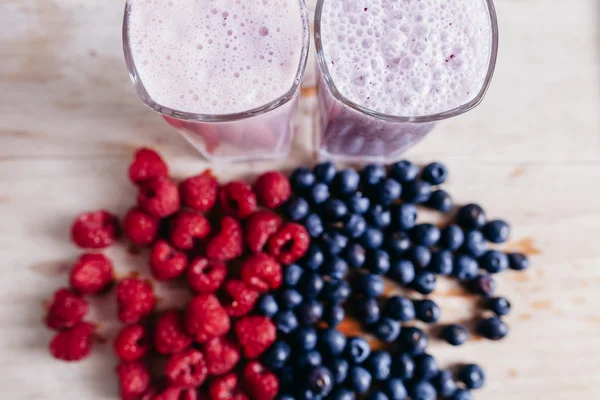 Raspberry and blueberry smoothie with fresh berries top view — Stock Photo, Image