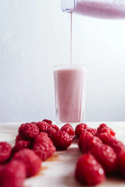 Raspberry smoothie fresh blended on summer wood table — Stock Photo, Image
