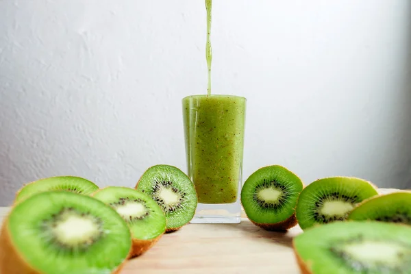 Kiwi smoothie tropical fresco misturado na mesa de madeira — Fotografia de Stock