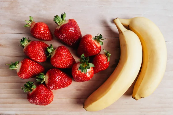 Aardbei banaan vruchten op houten tafel — Stockfoto