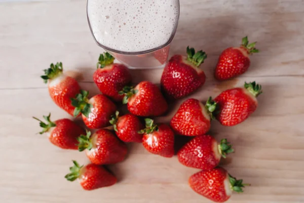 Frullato alla fragola frullato fresco miscelato vista dall'alto — Foto Stock