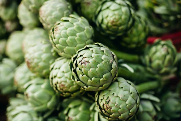 Alcachofras mercado verde — Fotografia de Stock