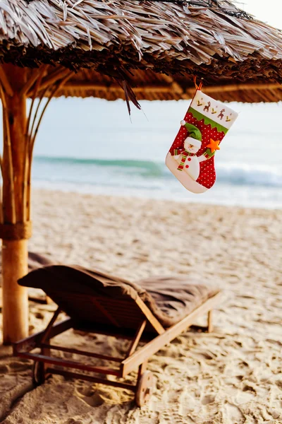 Різдвяний панчіх на пляжі — стокове фото
