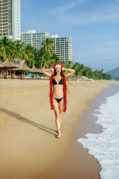 Санта дівчина робить бажання на пляжі в тропіках — стокове фото