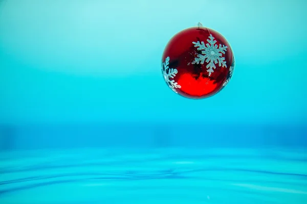 Nový rok strom dekorace v modré vodě — Stock fotografie