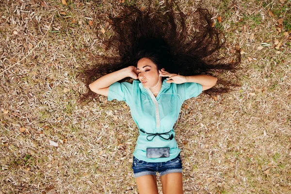 Chica escuchando música en el teléfono inteligente — Foto de Stock