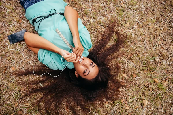 Menina ouvindo música no smartphone — Fotografia de Stock