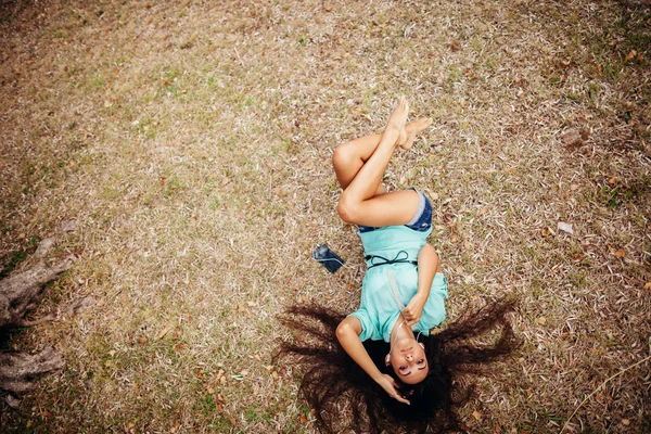 Menina ouvindo música no smartphone — Fotografia de Stock