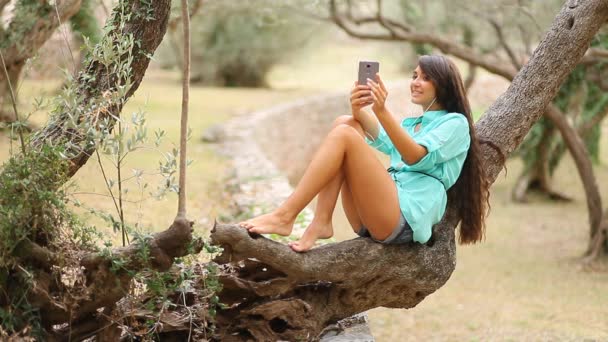 Sexy girl listening to music sing and dance with smartphone — Stock Video