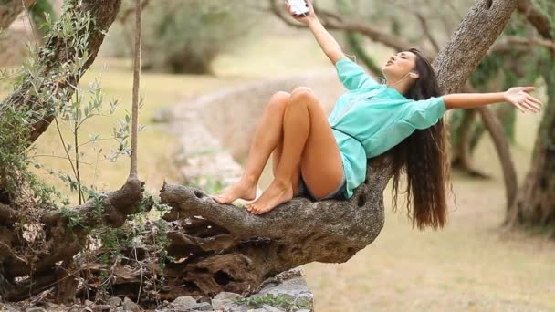 Chica sexy escuchando música cantar y bailar con el teléfono inteligente — Vídeos de Stock