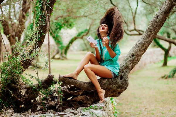 Chica escuchando música y cantar emocional y conducir en smartpho — Foto de Stock