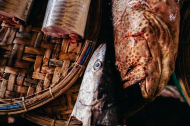 Çiğ balık dilimlenmiş ve sokak pazarında kesti