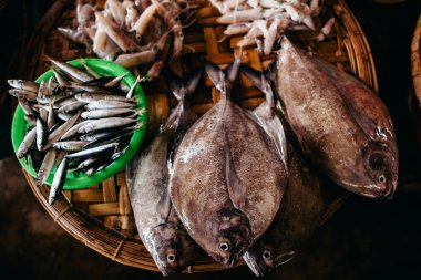 Çiğ balık dilimlenmiş ve sokak pazarında kesti