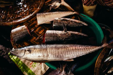 Çiğ balık dilimlenmiş ve sokak pazarında kesti