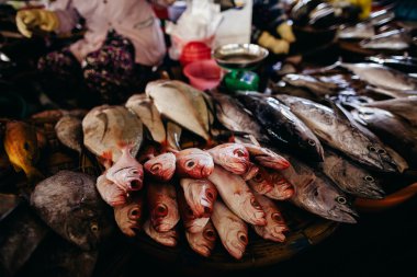 Çiğ balık dilimlenmiş ve sokak pazarında kesti